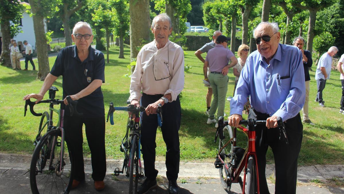 Homenaje a los tres ciclistas que pusieron a Dorletako Ama en el mapa del ciclismo