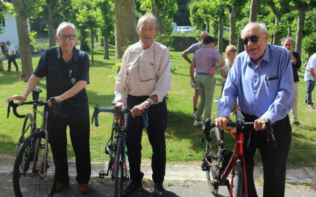 Homenaje a los tres ciclistas que pusieron a Dorletako Ama en el mapa del ciclismo