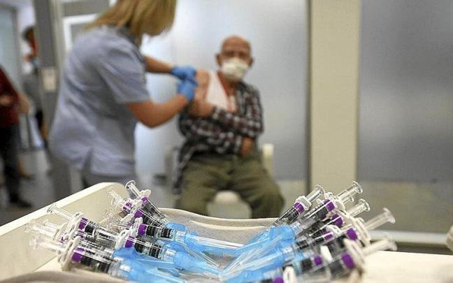 Osakidetza abrió el año pasado a la población general la vacunación conjunta de gripe y covid en el mes de noviembre. Osakidetza abrió el año pasado a la población general la vacunación conjunta de gripe y covid en el mes de noviembre.