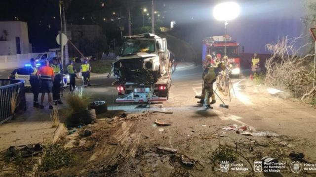 En el lugar han intervenido efectivos de Guardia Civil, Bomberos para liberar a los viajeros que han quedado atrapados, Policía Local y los servicios de emergencias del Servicio Andaluz de Salud.