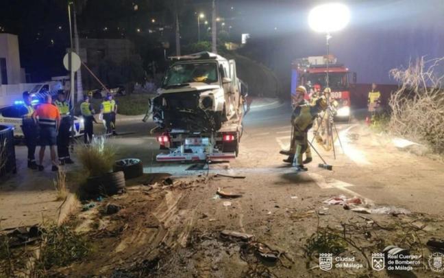 En el lugar han intervenido efectivos de Guardia Civil, Bomberos para liberar a los viajeros que han quedado atrapados, Policía Local y los servicios de emergencias del Servicio Andaluz de Salud.