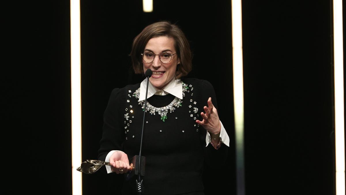 Carla Simón sostiene el premio 'Mejor dirección' por 'Alcarràs' durante la gala de la X edición de los Premios Feroz.