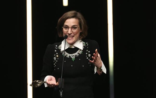 Carla Simón sostiene el premio 'Mejor dirección' por 'Alcarràs' durante la gala de la X edición de los Premios Feroz.