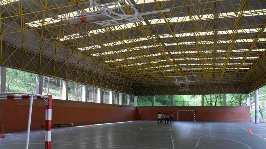 En la cancha del patio escolar aparecen humedades e incluso charcos a causa de la condensación y las filtraciones de la cubierta