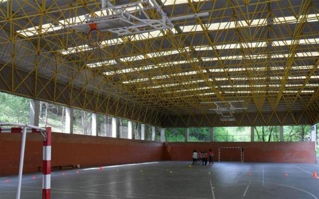 En la cancha del patio escolar aparecen humedades e incluso charcos a causa de la condensación y las filtraciones de la cubierta