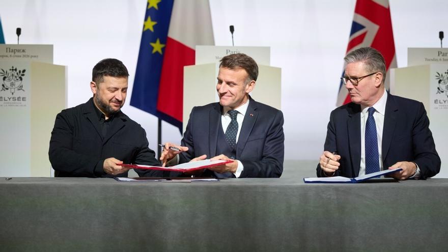 El presidente de Ucrania, Volodimir Zelenski, junto a Emmanuel Macron, presidente de Francia y Keir Starmer, primer ministro de Reino Unido