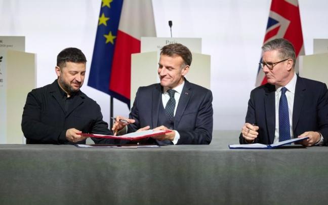 El presidente de Ucrania, Volodimir Zelenski, junto a Emmanuel Macron, presidente de Francia y Keir Starmer, primer ministro de Reino Unido