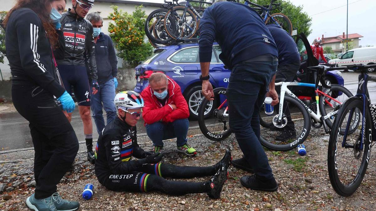 Remco Evenepoel, en el suelo, tras su primera caída.