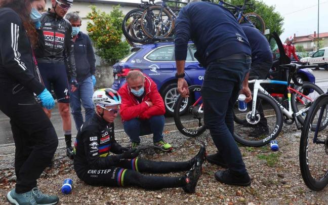 Remco Evenepoel, en el suelo, tras su primera caída.