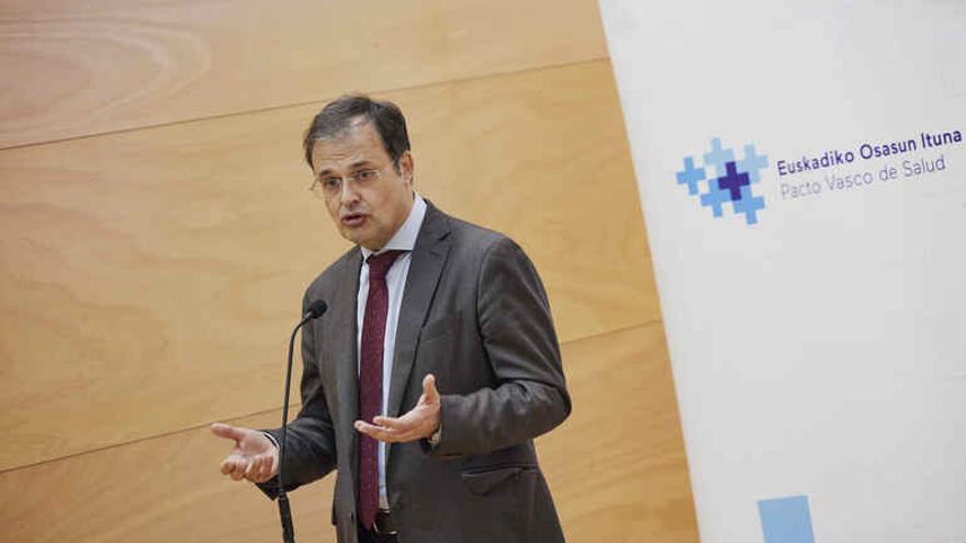 El consejero de Salud, atiende a los medios antes de la quinta reunión del Pacto Vasco de Salud, en la que participan los principales agentes del ámbito sanitario, político y social de Euskadi.