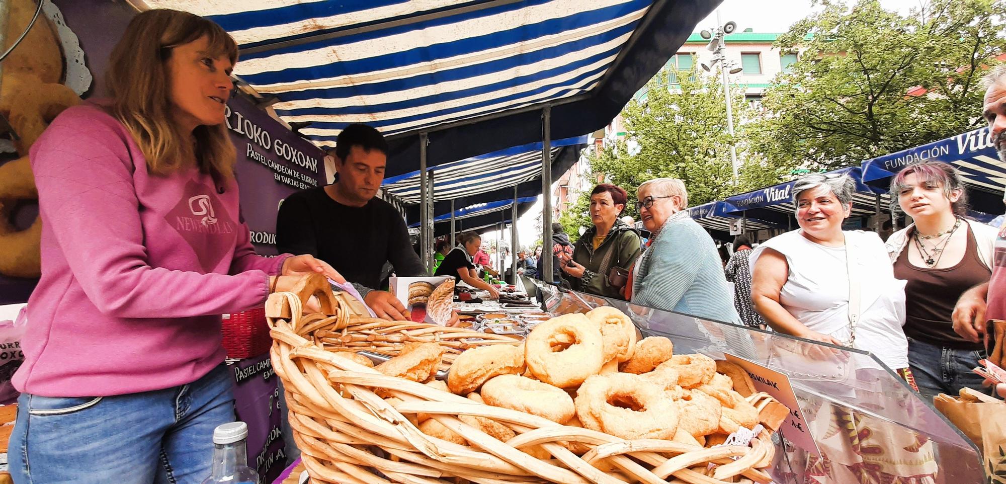 La calle Larrinaga ha acogido un mercado paralelo de productos baserritarras y artesanos