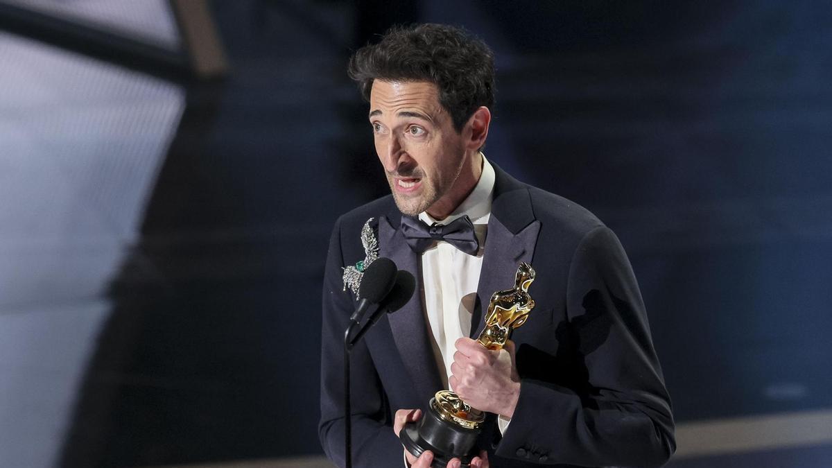 Adrien Brody recoge el Oscar a mejor actor principal por 'The Brutalist'.