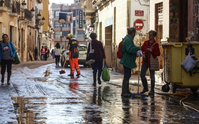Varias personas en una calle cubierta de barro, a 28 de noviembre de 2024, en Paiporta. / EP Varias personas en una calle cubierta de barro, a 28 de noviembre de 2024, en Paiporta.