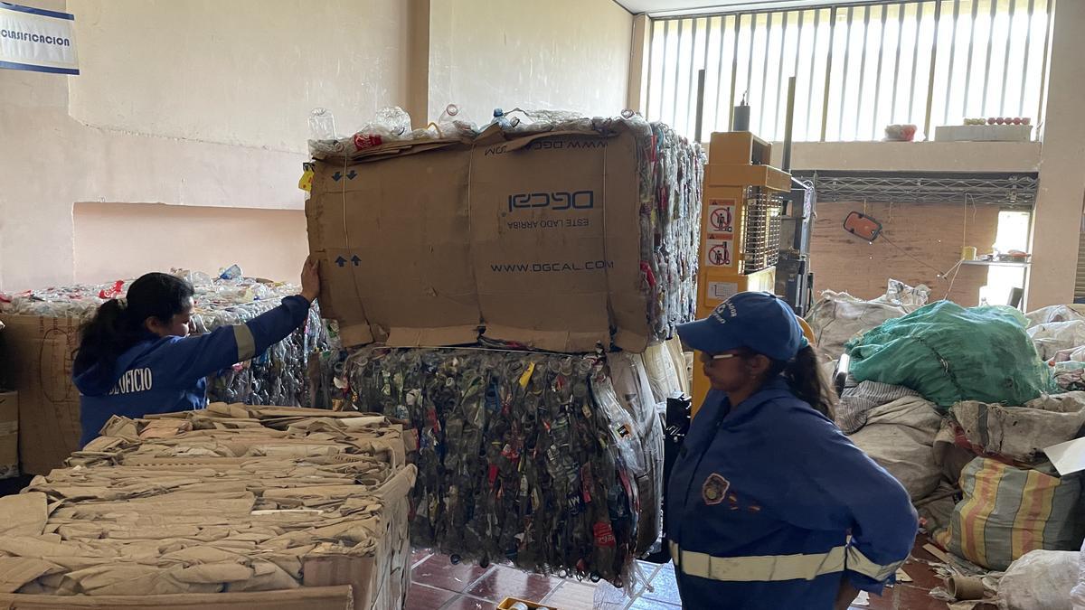 Recicladoras de oficio empaquetando material en Colombia.