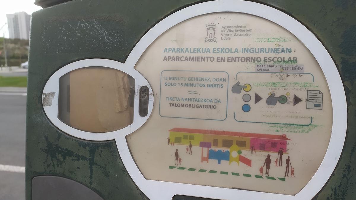 Uno de los parquímetros, instalado junto al colegio de Salburua @AVENIDAROMA