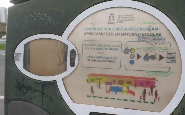 Uno de los parquímetros, instalado junto al colegio de Salburua @AVENIDAROMA