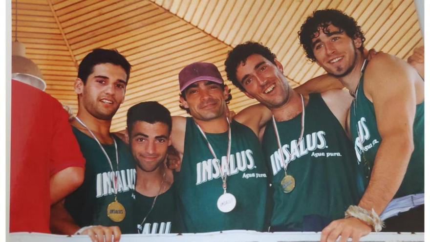 Pradales, el segundo por la izquierda, junto a varios remeros de la Sotera.