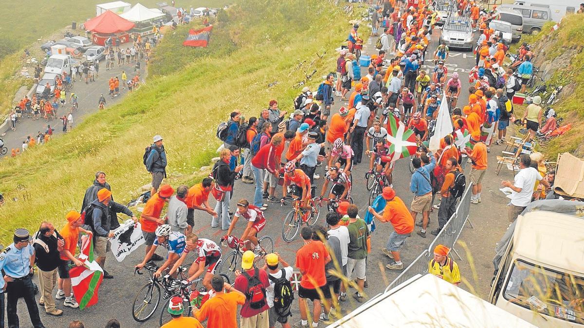 Marea naranja animando al Euskaltel-Euskadi en el Tour de 2003