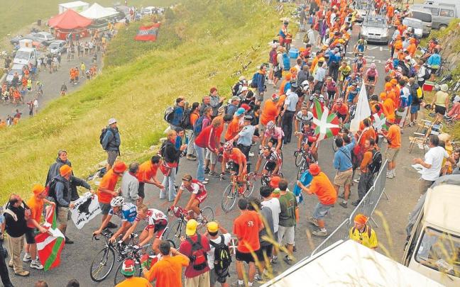 Marea naranja animando al Euskaltel-Euskadi en el Tour de 2003