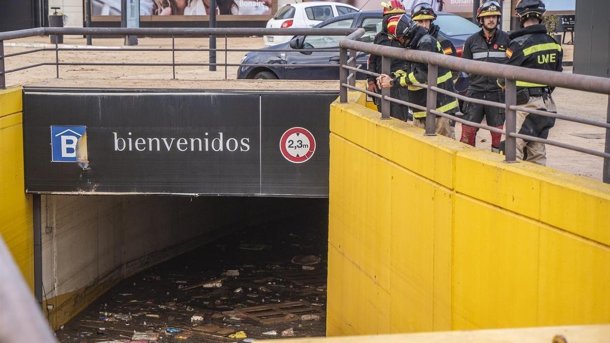 Efectivos de la UME junto al parking inundado del Centro Comercial Bonaire