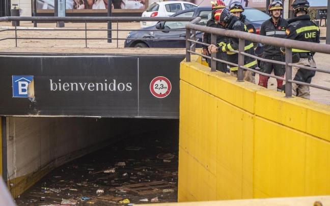 Efectivos de la UME junto al parking inundado del Centro Comercial Bonaire