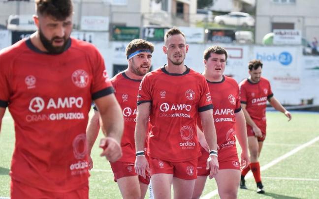 Malcom-Kerr Till, en el centro de la imagen, tras un encuentro del Ampo Ordizia en Altamira.