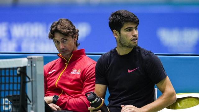 Juan Carlos Ferrero junto a Carlos Alcaraz en la Copa Davis.