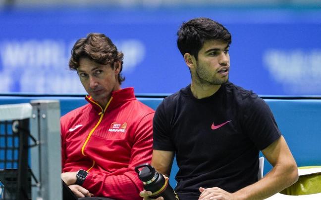 Juan Carlos Ferrero junto a Carlos Alcaraz en la Copa Davis.
