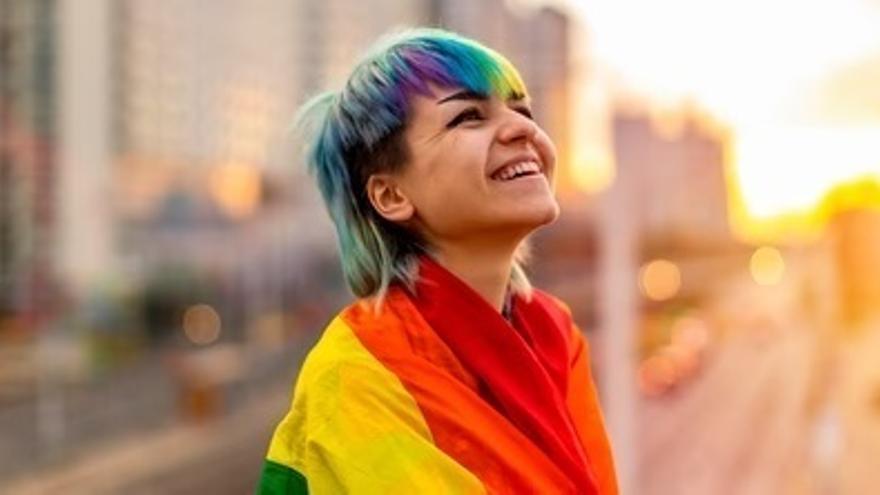 Una mujer celebra el Día del Orgullo LGTBIQ+