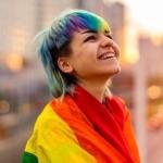 Una mujer celebra el Día del Orgullo LGTBIQ+