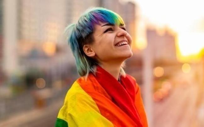 Una mujer celebra el Día del Orgullo LGTBIQ+ Una mujer celebra el Día del Orgullo LGTBIQ+