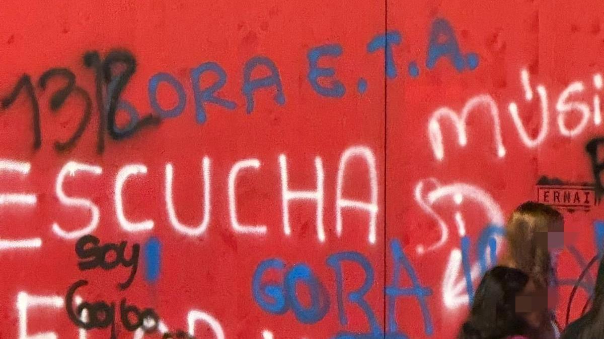 Pintadas aparecidas en el muro levantado en la plaza de la Virgen Blanca de Vitoria