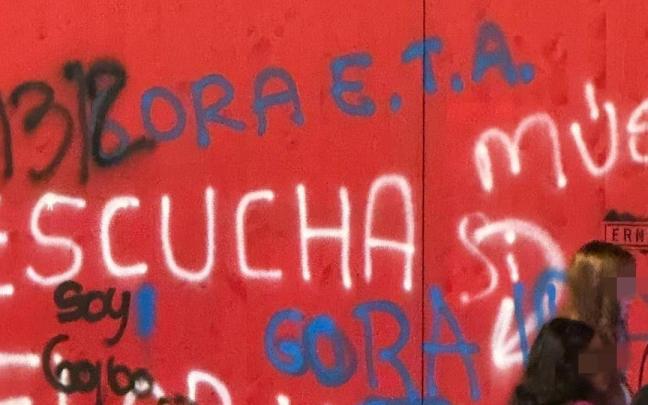 Pintadas aparecidas en el muro levantado en la plaza de la Virgen Blanca de Vitoria
