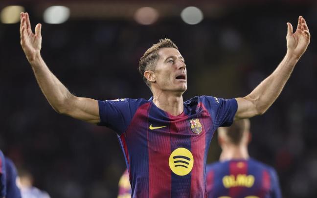 Robert Lewandowski celebra un gol con la camiseta del Barcelona.