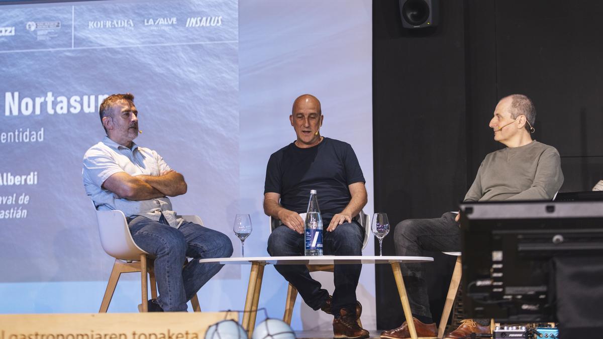Xabi Agote, Xabier Alberdi y Aitor Arregi, en la primera mesa redonda.