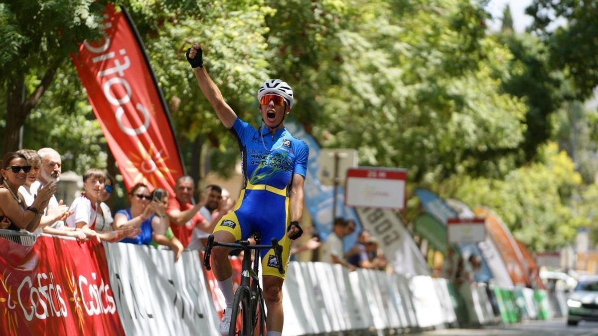 Benjamín Noval celebra el triunfo en la prueba de ruta.