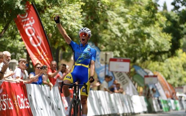 Benjamín Noval celebra el triunfo en la prueba de ruta. / RFEC Benjamín Noval celebra el triunfo en la prueba de ruta.