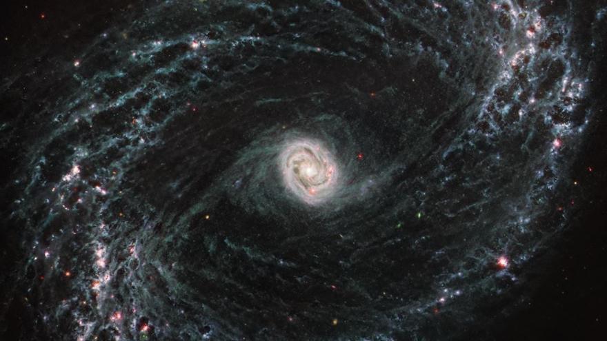 Imagen de una galaxia detectada por el telescopio espacial James Webb.