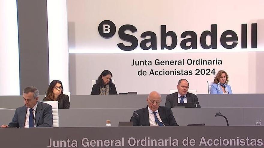 El presidente de Banco Sabadell, Josep Oliu, y el consejero delegado, César González Bueno, durante la Junta de Accionistas de la entidad.