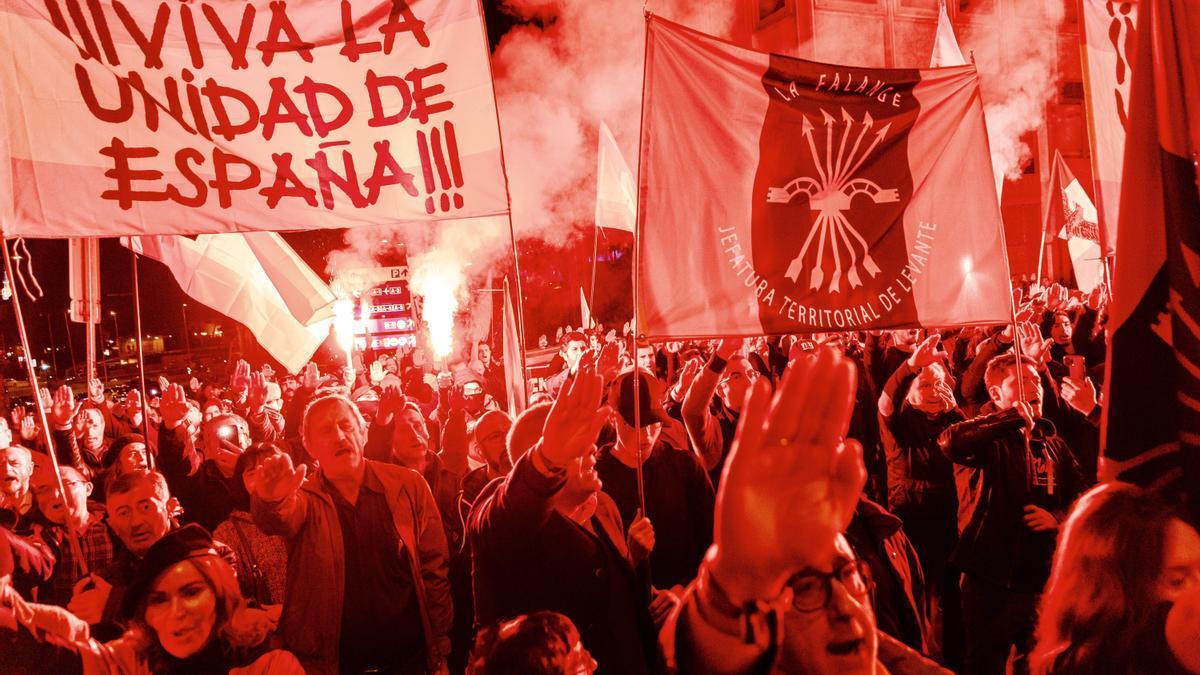 Decenas de personas haciendo el saludo fascista, durante una manifestación convocada por la Falange Española de las JONS.
