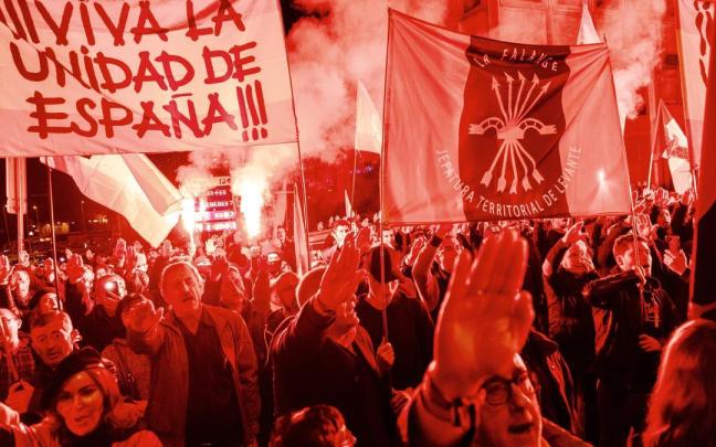 Decenas de personas haciendo el saludo fascista, durante una manifestación convocada por la Falange Española de las JONS.