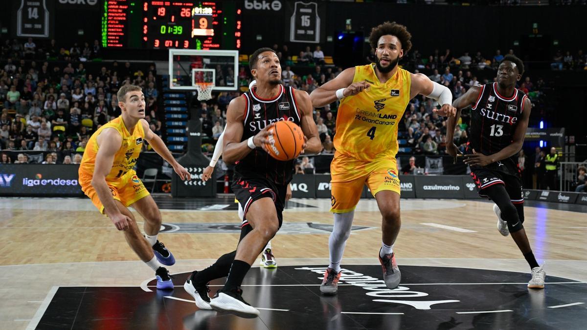 Melwin Pantzar encara la canasta canaria. / OSKAR GONZÁLEZ