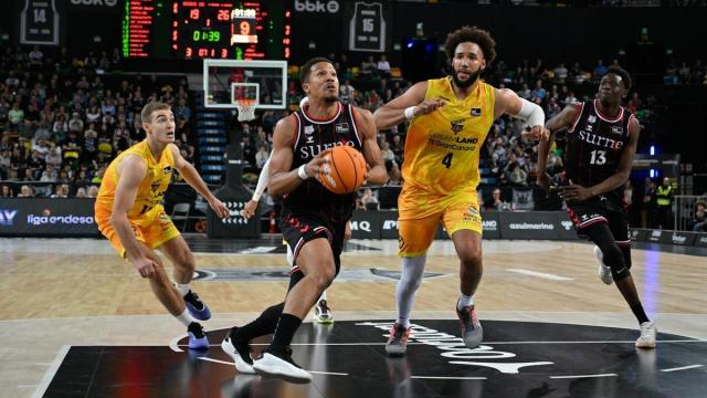 Melwin Pantzar encara la canasta canaria. / OSKAR GONZÁLEZ