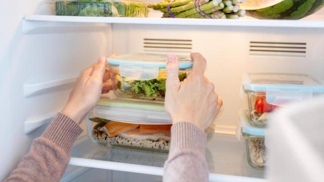 Saber qué alimentos deben guardarse dentro de la nevera y cuáles no marca la diferencia en la alimentación