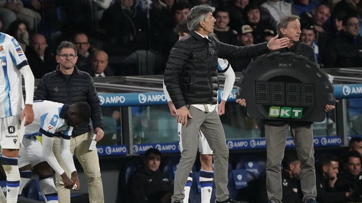 Imanol da instrucciones durante el partido contra el Sevilla. / RUBEN PLAZA