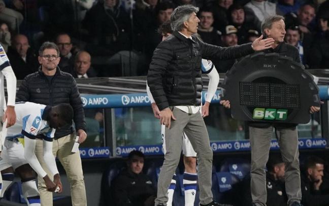 Imanol da instrucciones durante el partido contra el Sevilla. / RUBEN PLAZA