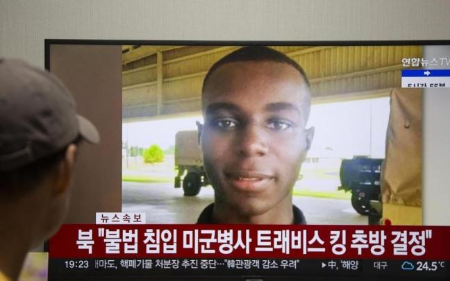 Un hombre observa una imagen de Travis King en la televisión norcoreana. Un hombre observa una imagen de Travis King en la televisión norcoreana.