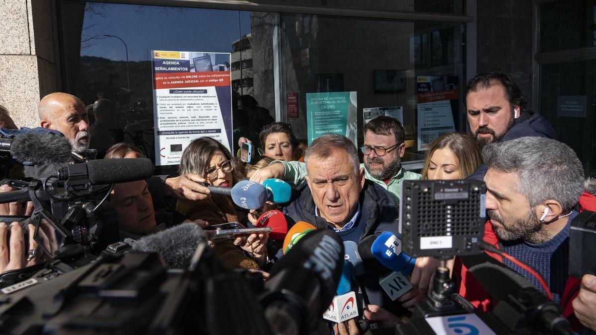 El dueño de Atrio, José Polo, ofrece declaraciones a los medios.