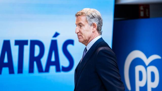 El presidente del Partido Popular, Alberto Núñez Feijóo, comparece ante los medios para hacer balance del curso político, en la sede nacional del PP.