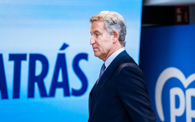 El presidente del Partido Popular, Alberto Núñez Feijóo, comparece ante los medios para hacer balance del curso político, en la sede nacional del PP.